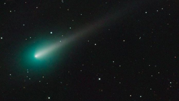 Cometa com cauda verde