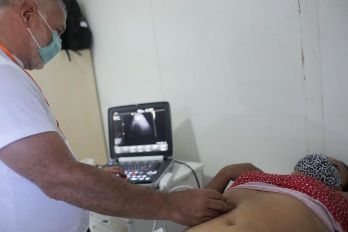 Marcos Menezes realizando us em paciente ribeirinha